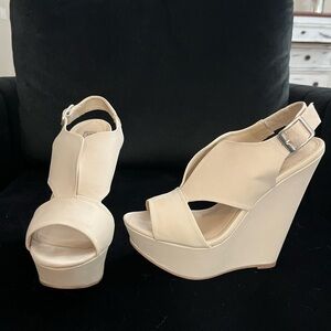 Steve Madden Xander wedge in size 7.5 color bone